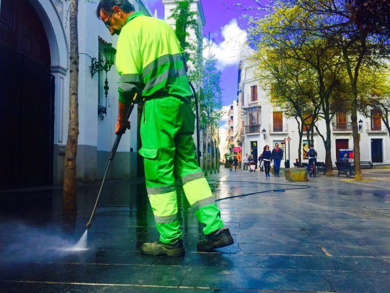 Un operario del servicio de limpieza, actuando contra los restos de cera