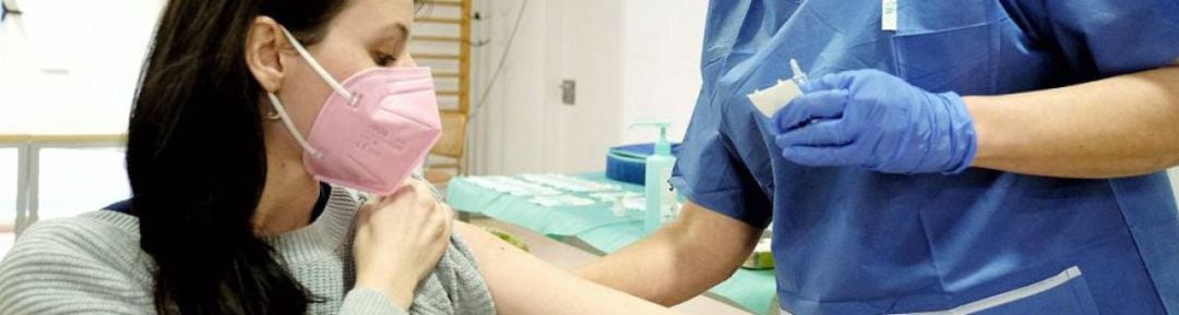 los docentes de Castilla-La Mancha empezarán a vacunarse de Covid "de manera inminente"