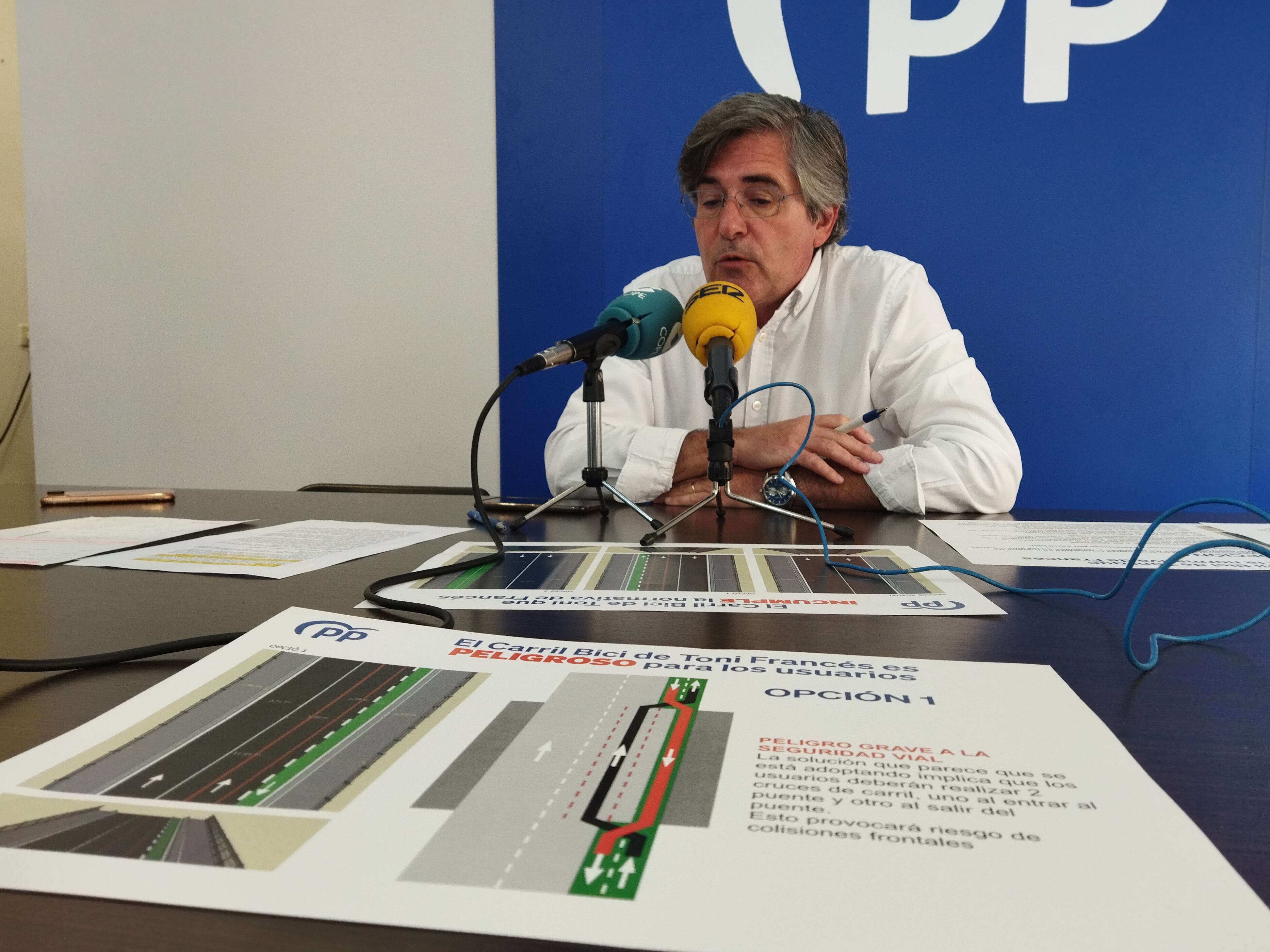 Carlos Pastor, alcaldable del PP en Alcoy, en la rueda de prensa en la que denuncia que la propuesta del PSOE para el carril bici por los puentes incumple la ordenanza municipal.