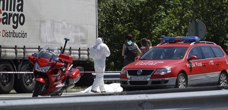 GRA288 LEITZA (NAVARRA), 04/06/2015.- La policía científica acordona la zona de la autopista A-15, en dirección a San Sebastián, en la que un camionero de la localidad navarra de Leitza a muerto a tiros supuestamente por un ertzaina que se dirigía a trabajar a la comisaría de Tolosa, en Guipúzcoa, tras una discusión de tráfico. EFE/Ivan Aguinaga