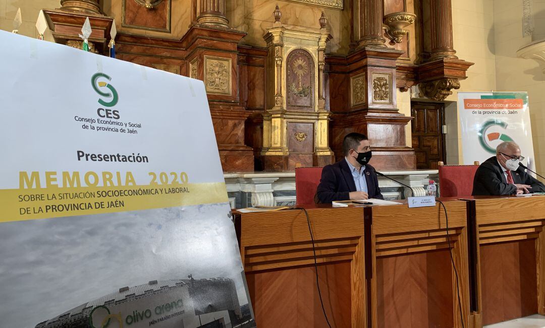 De izquierda a derecha, el presidente de la Diputación de Jaén, Francisco Reyes, y el máximo responsable del CES provincial, Manuel Parras.