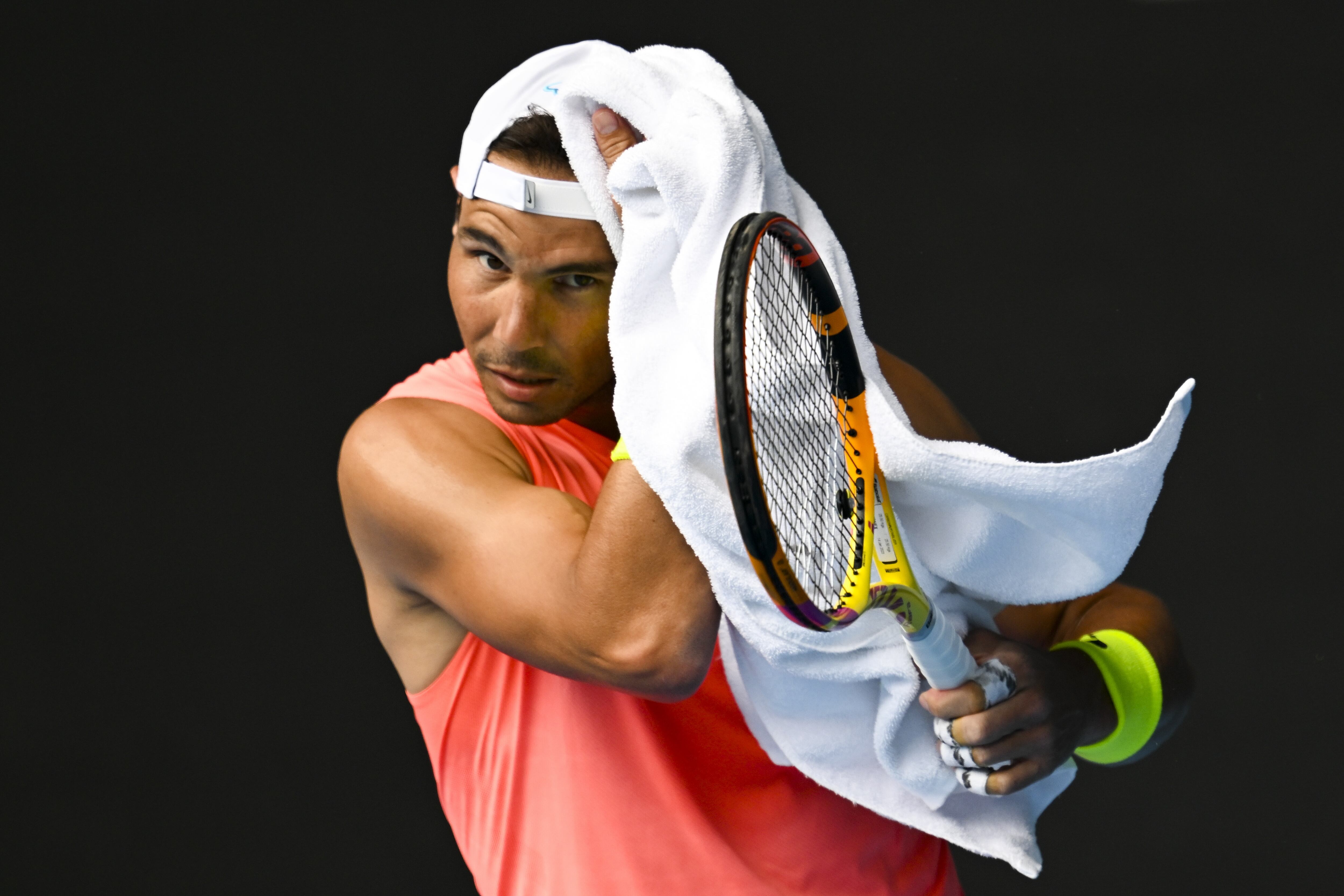 -FOTODELDÍA- EA7133. MELBOURNE, 15/01/2023.- El tenista Rafa Nadal, durante un entrenamiento previo a su participación en el Open de Australia, este domingo en el Melbourne Park de Melbourne, Australia. EFE/ Lukas Coch
