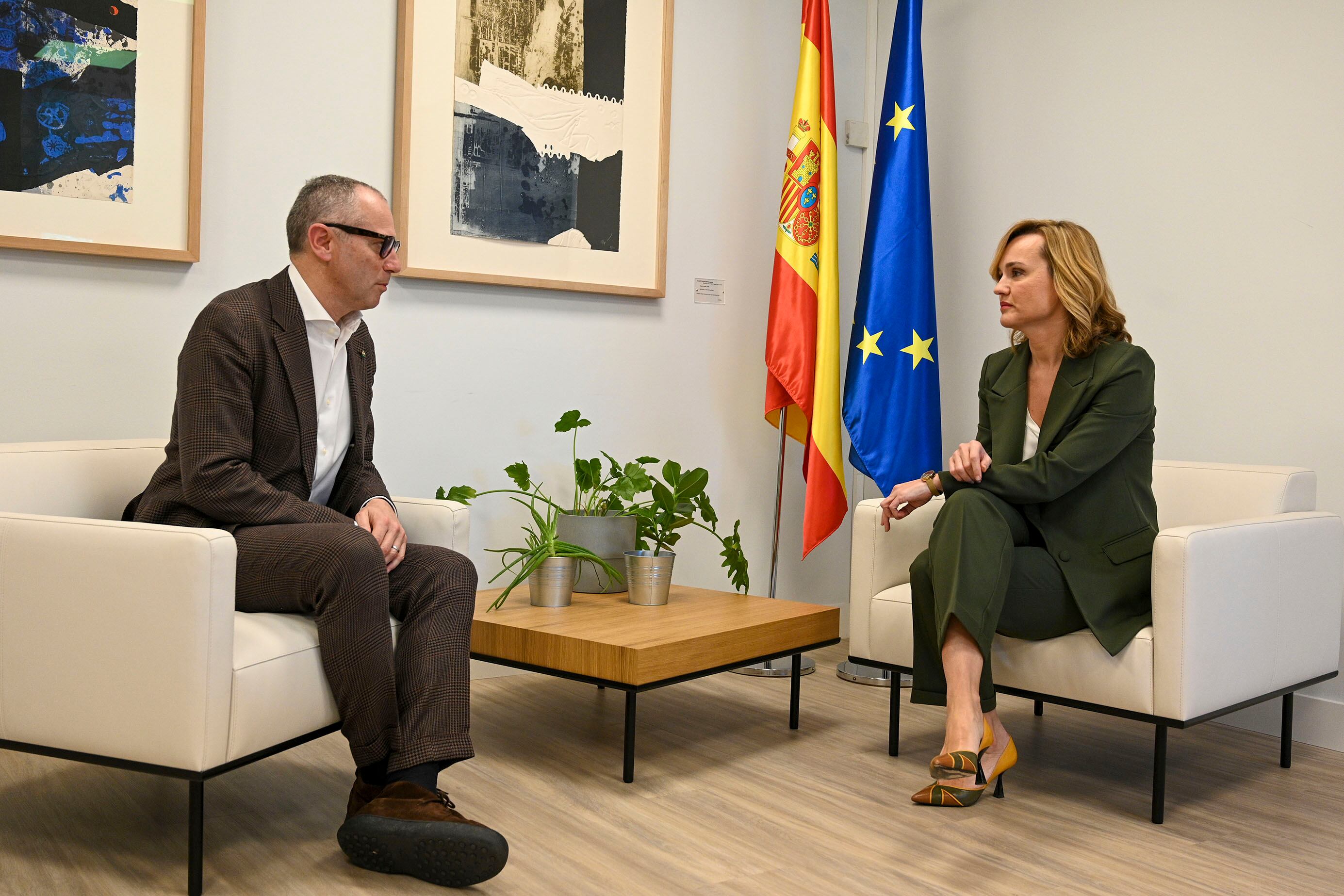 La ministra de Educación, Formación Profesional y Deportes, Pilar Alegría, durante su reunión este martes con el presidente y CEO de la Fórmula 1, Stefano Domenicali.