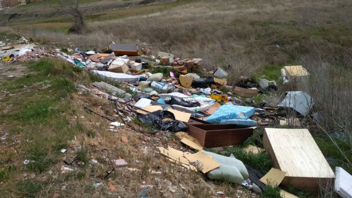 Mayor de Chamberí, convertida en un basurero de todo tipo de objetos