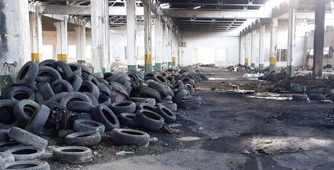 Neumáticos en la antigua nave de Metalsa.