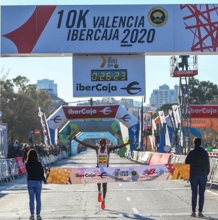 El kenyata Rhonex Kipruto, a su paso por la línea de meta de la 10K Valencia Ibercaja, en la que ha superado el récord del mundo