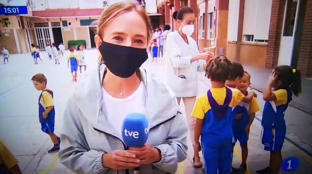 Momento en el que un niño se acerca a otro en pleno directo del telediario