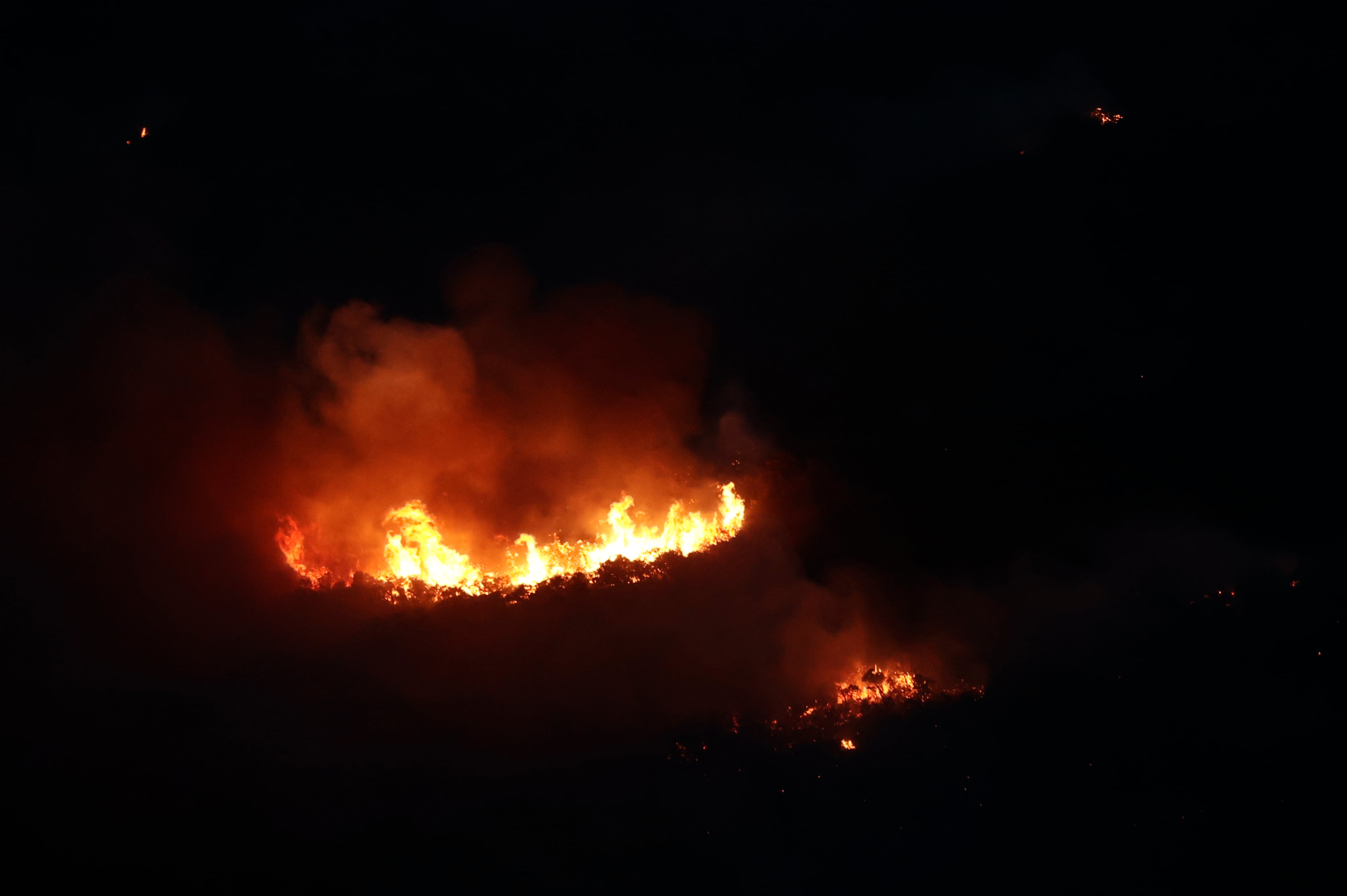 Vista del incendio cercano al Monasterio de Leyre, Navarra