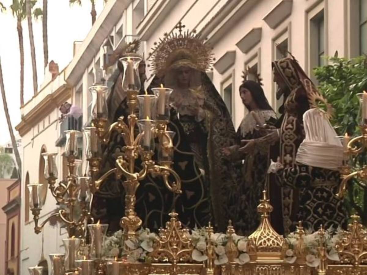 El paso del Duelo llegando a la Plaza del Duque