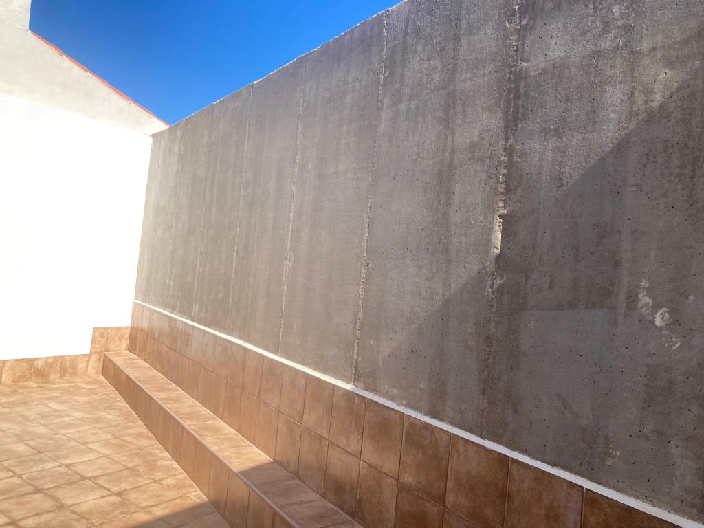 Este es el muro de contención que María ha tenido que levantar en el patio trasero de su vivienda de Javalí Viejo, junto a la Rambla de La Ventosa