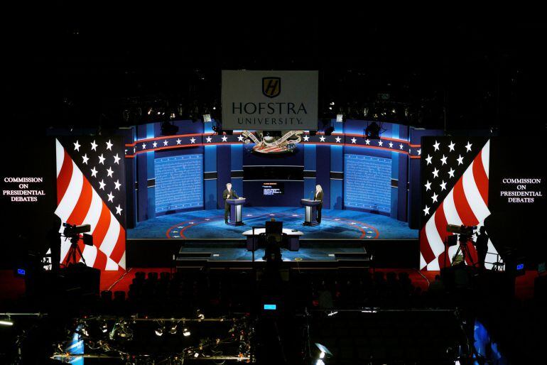 Todo preparado en el escenario de la Hofstra University in Hempstead, New York, para el debate presidencial de esta noche