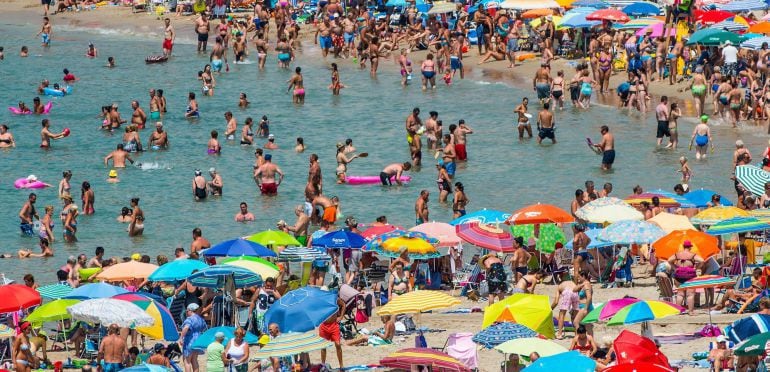 Una playa de Benidorm, abarrotada de turistas