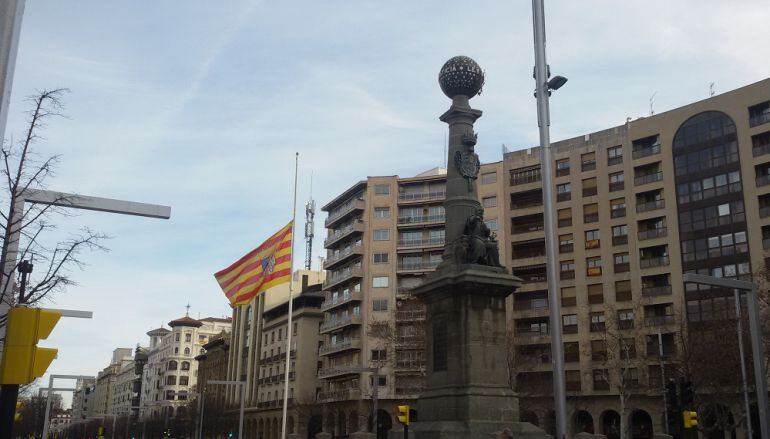 Bandera a media asta en la plaza Aragón, en memoria de Emilio Gastón, junto al monumento al Justicia de Aragón