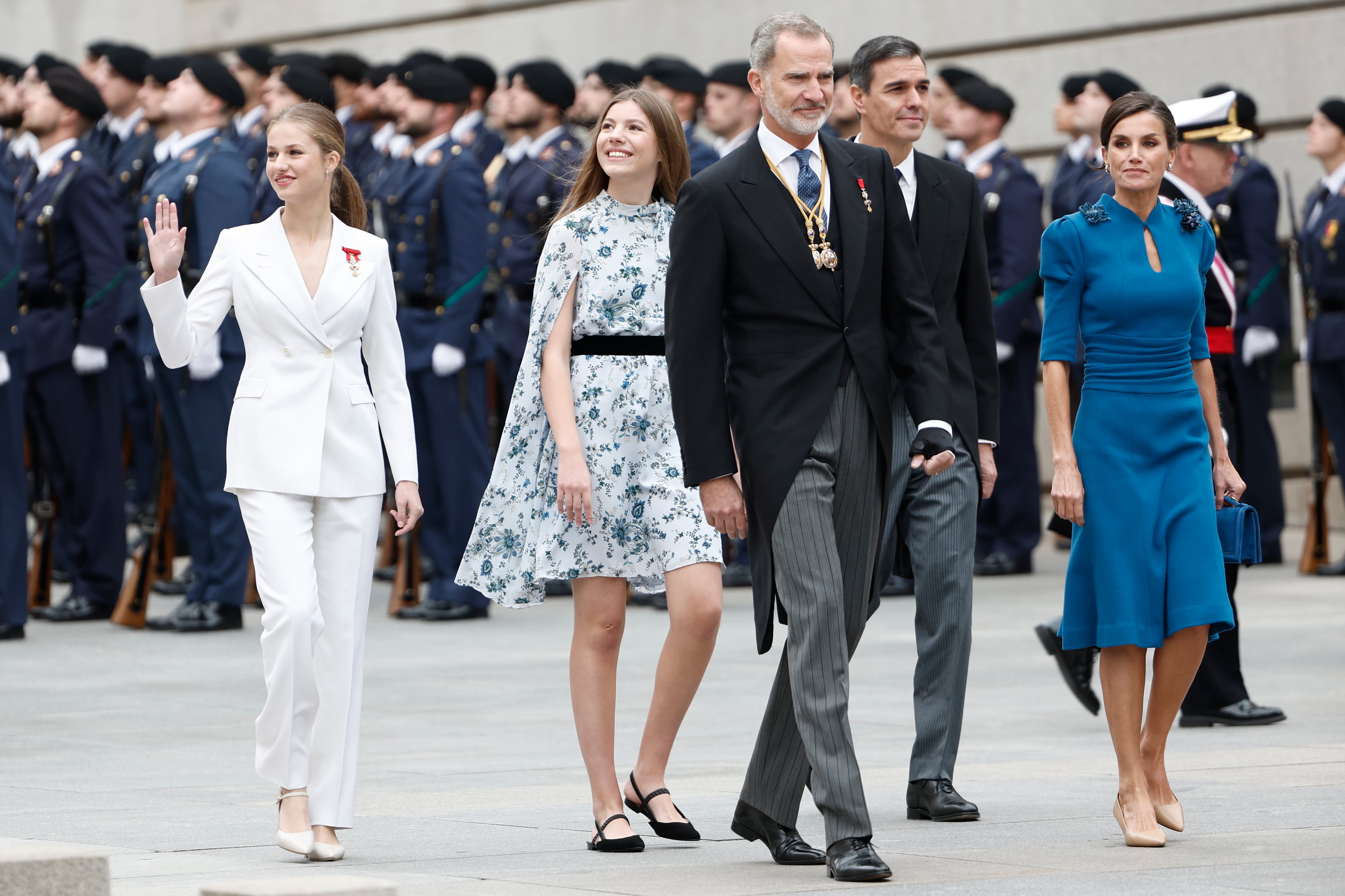 Los reyes de España, Felipe VI (c) y Letizia (d), la princesa Leonor (i) y la infanta Sofía (2i), acompañados por el presidente del Gobierno, Pedro Sánchez (2d), a su llegada al Congreso