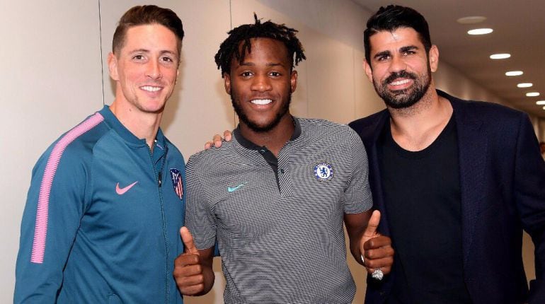 Batshuayi, entre Fernando Torres y Diego Costa.