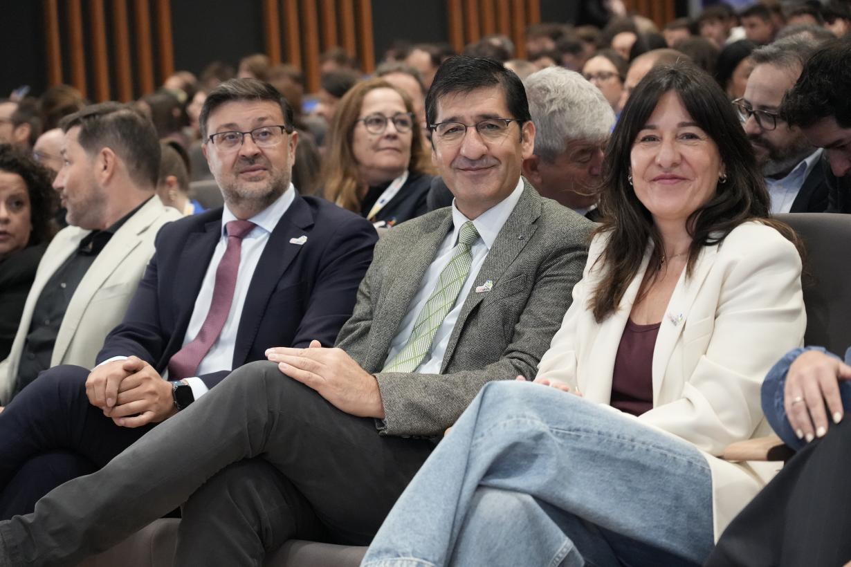Jose Manuel Caballero, vicepresidente segundo de Castilla La Mancha, junto al consejero de Educación Amador Pastor y la delegada, Blanca Fernández