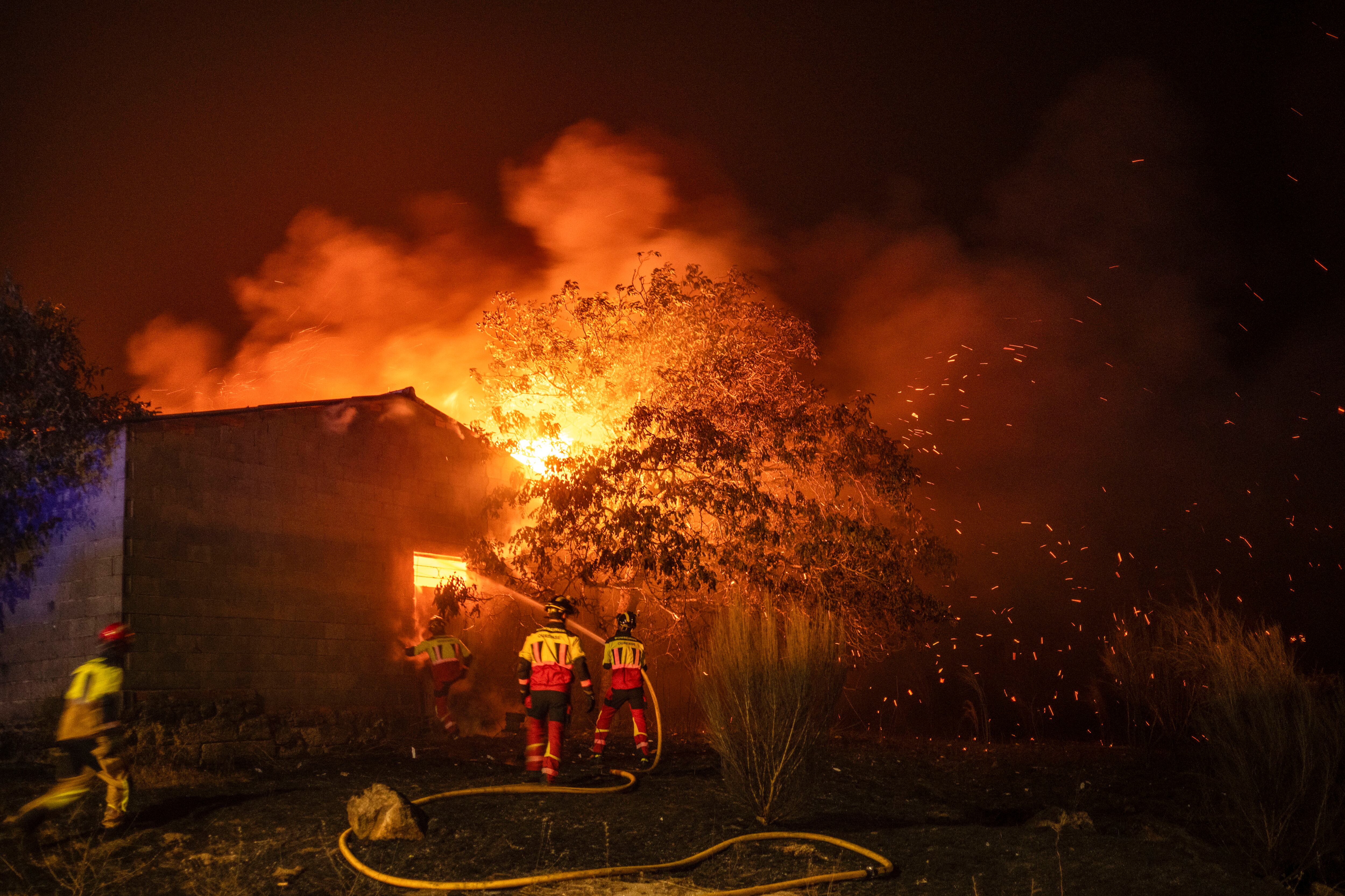 Una vivienda arde por un incendio forestal