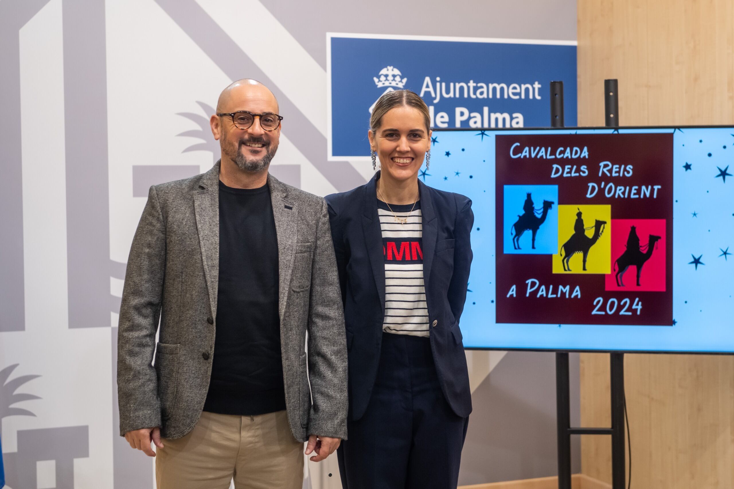 Dani Puig, director artístico de la Cabalgata de Reyes de Palma 2024; y Lourdes Roca, teniente de alcalde de Participación Ciudadana en el Ayuntamiento de Palma, presentan la Cabalgata de Reyes de Palma de 2024.