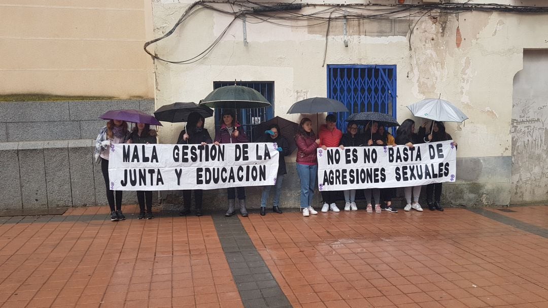 Alumnos muestran pancartas reivindicativas a las puertas de la dirección provincial de Educación