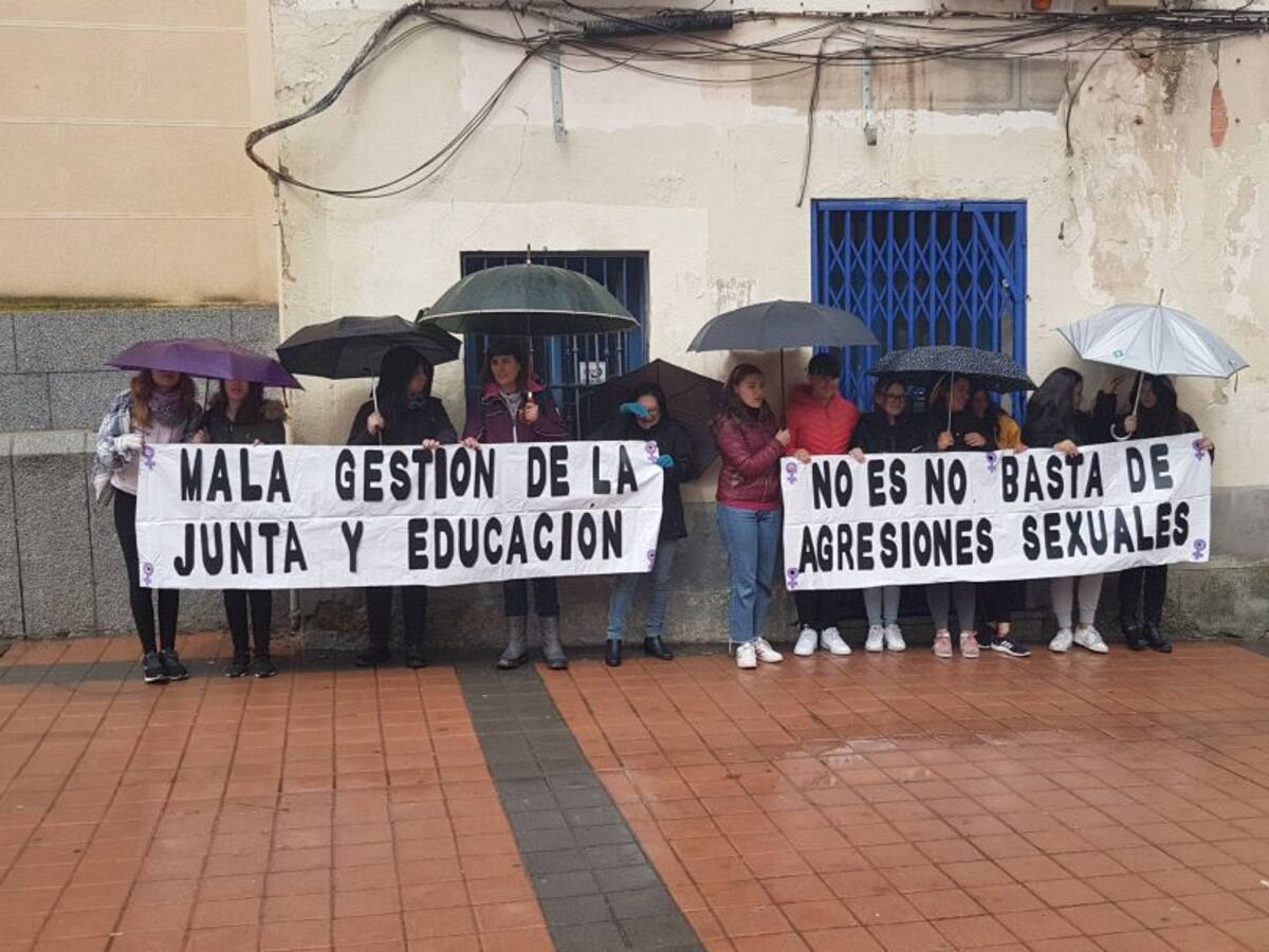 Colectivos sociales muestran su solidaridad con los alumnos del IES Peñalara
