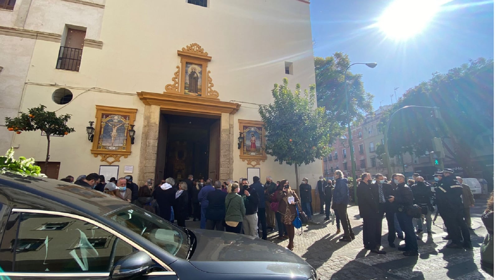 Asistentes a la misa celebrada en memoria del fundador de Los Cantores de Híspalis, Pascual González