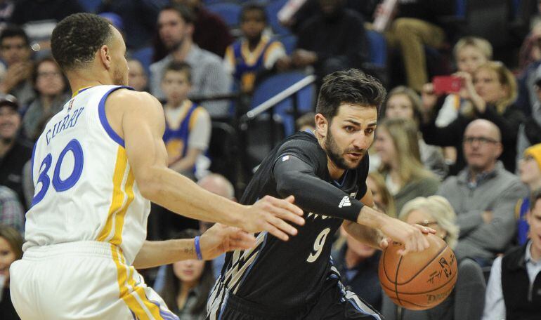 Ricky Rubio intenta zafarse de la defensa de Curry