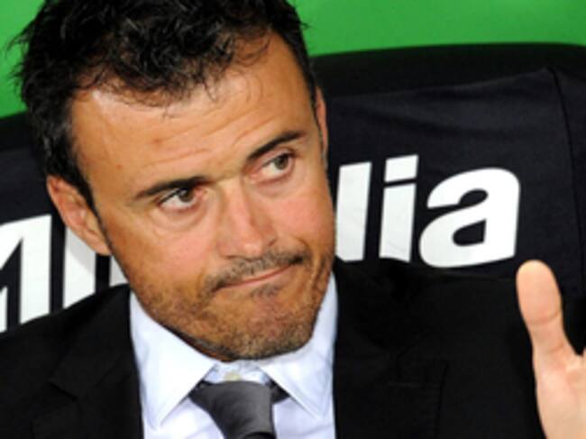 El director técnico del AS Roma, Luis Enrique, reacciona ante Catania hoy, sábado 5 de mayo de 2012, durante un juego de la Serie A italiana en el estadio Olímpico de Roma