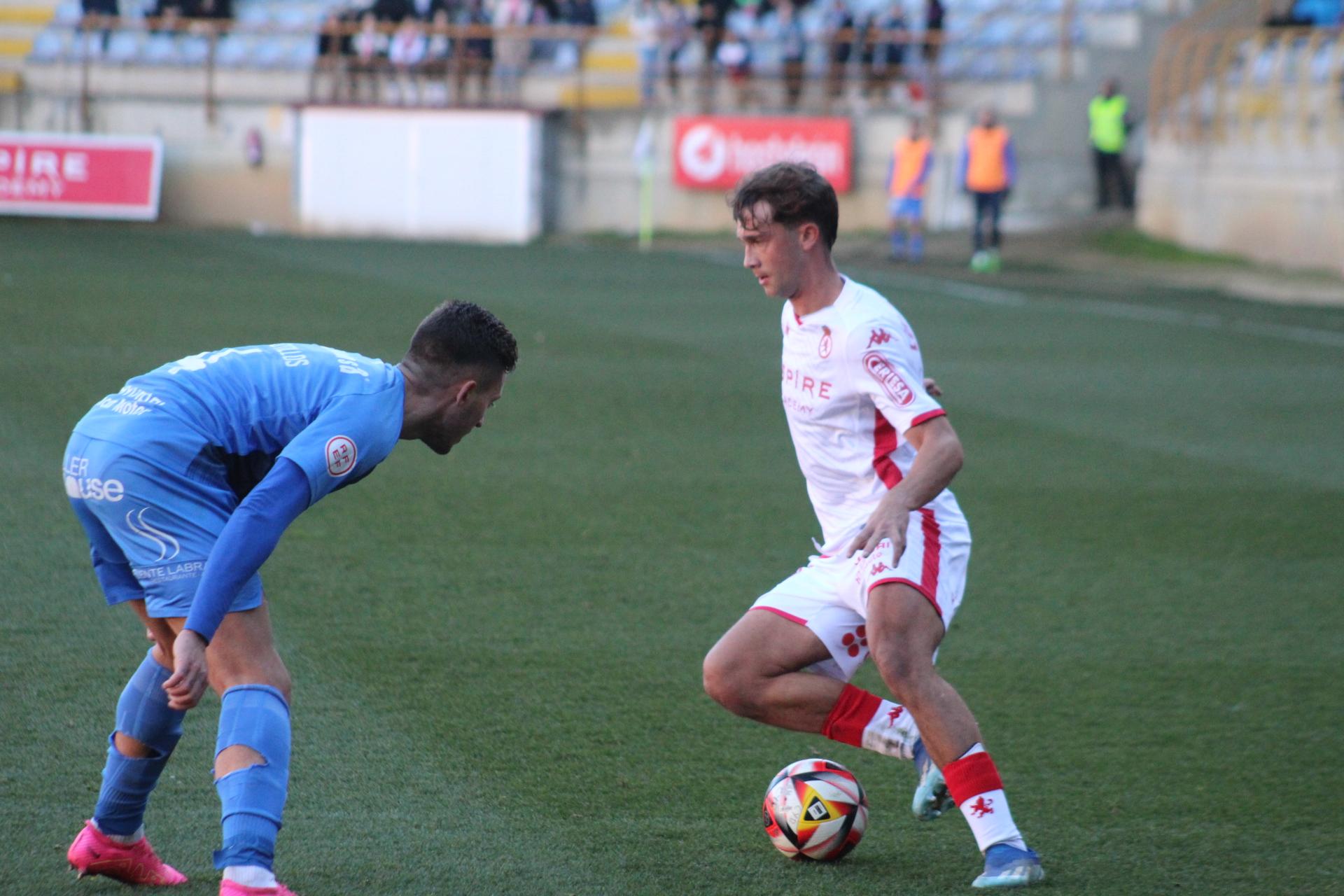 Luis Bilbao intenta regatear a un jugador del Fuenlabrada / Isaac Llamazares