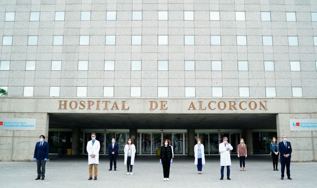 La Presidenta de la Comunidad de Madrid, Isabel Díaz Ayuso, guardando un minuto de silencio en las puertas del Hospital Fundación Alcorcón