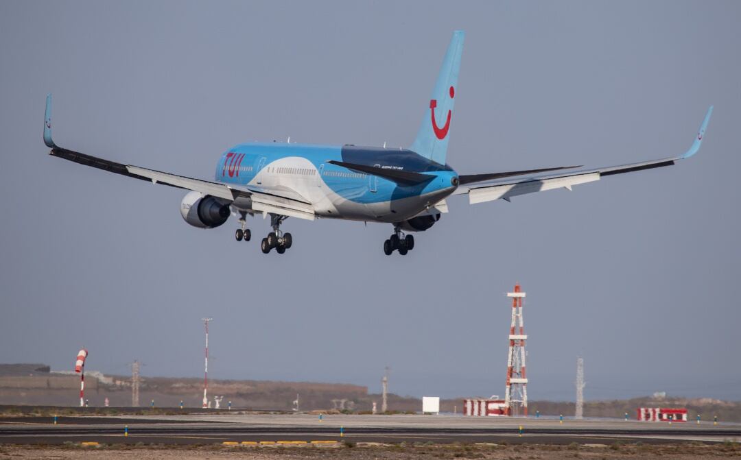 Un avión del turoperador TUI aterriza en el aeropuerto Tenerife Sur. TUI es una de las compañías turísticas que más visitantes atraen hasta el Archipiélago