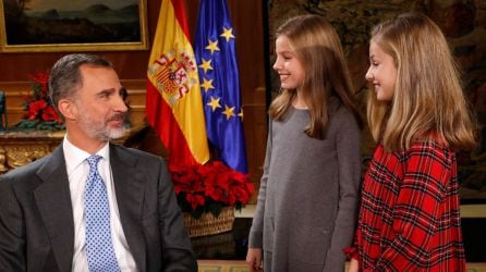 Leonor y Sofía con su padre, Felipe VI, durante la grabación del mensaje de Navidad.