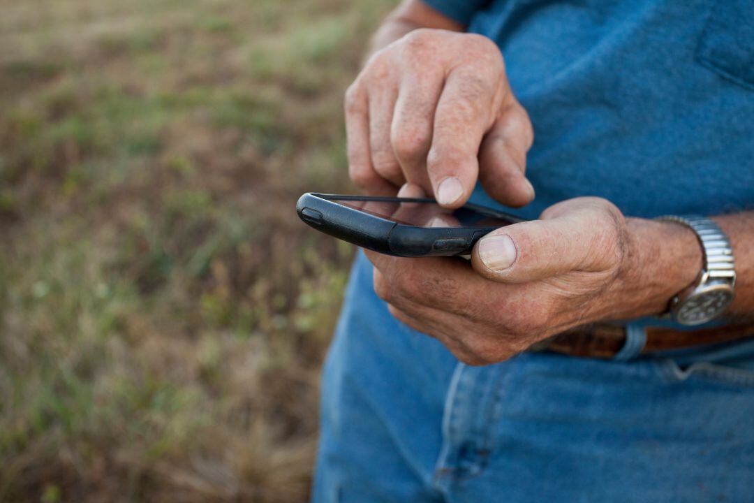 Una persona mayor con un teléfono.