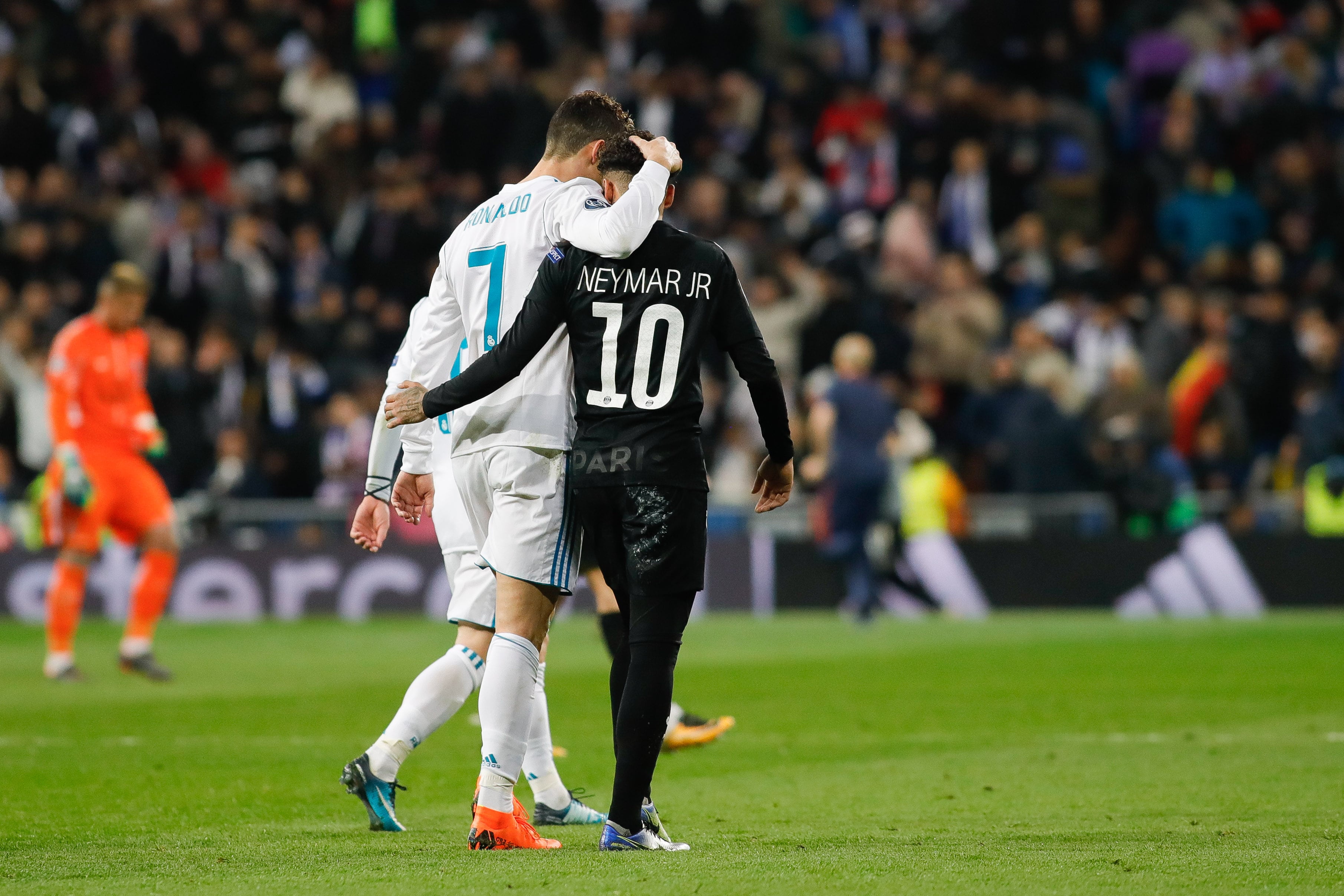 Cristiano Ronaldo y Neymar se abrazan en el césped del Santiago Bernabéu en el encuentro de la Champions League entre el Real Madrid y el PSG en la temporada 2017-2018. (Photo by TF-Images/ Getty Images)