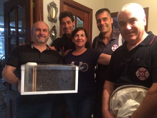 Julia y Francisco, muestran las abejas que los bomberos han extraido de una de las habitaciones de la vivienda