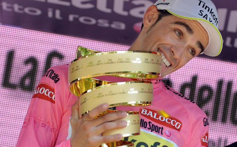 Contador muerde el trofeo en el podio del Giro