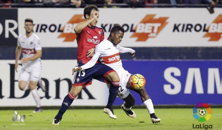 Jean Luc lluita una pilota amb un jugador d'Osasuna.