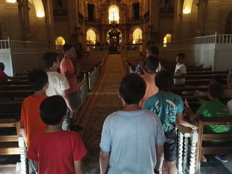 Niños de la Escolanía ensayando en la Basílica de Santa María