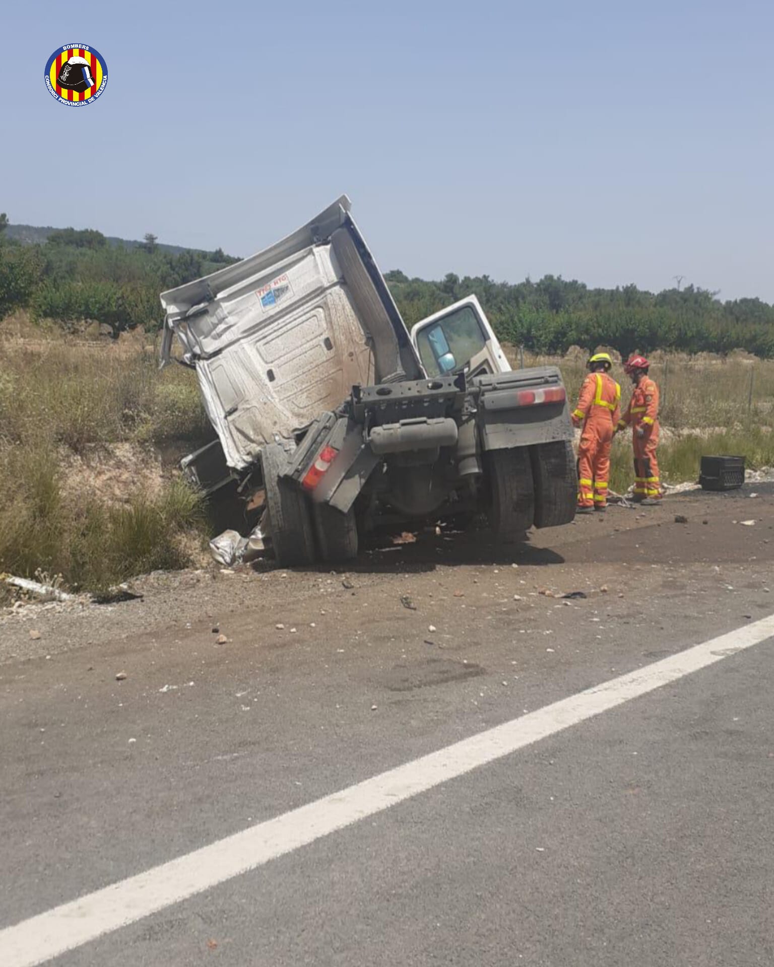 Accidente de camión en Moixent. Fuente: Bombers València