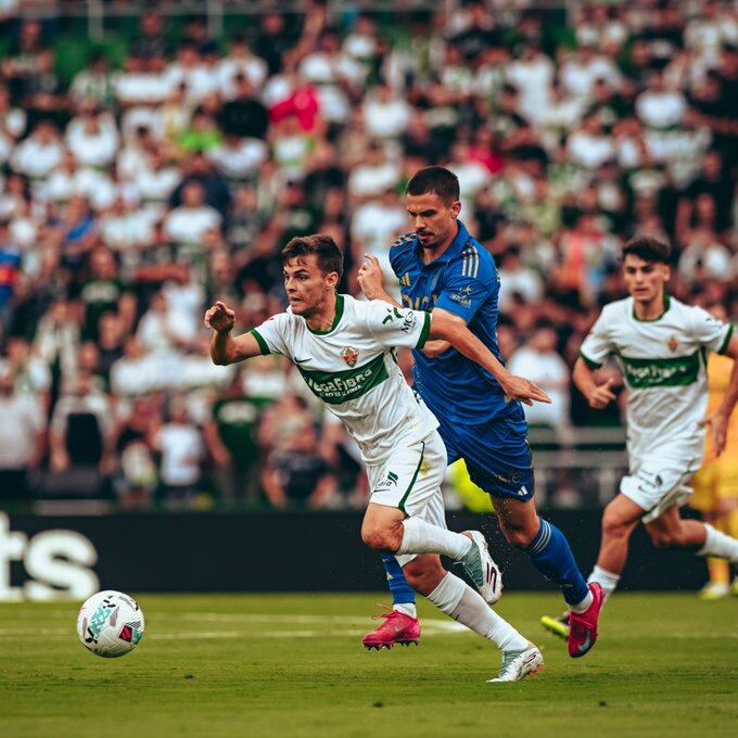 El jugador del Elche, Aleix Febas, conduce el balón en una acción del Elche-Oviedo