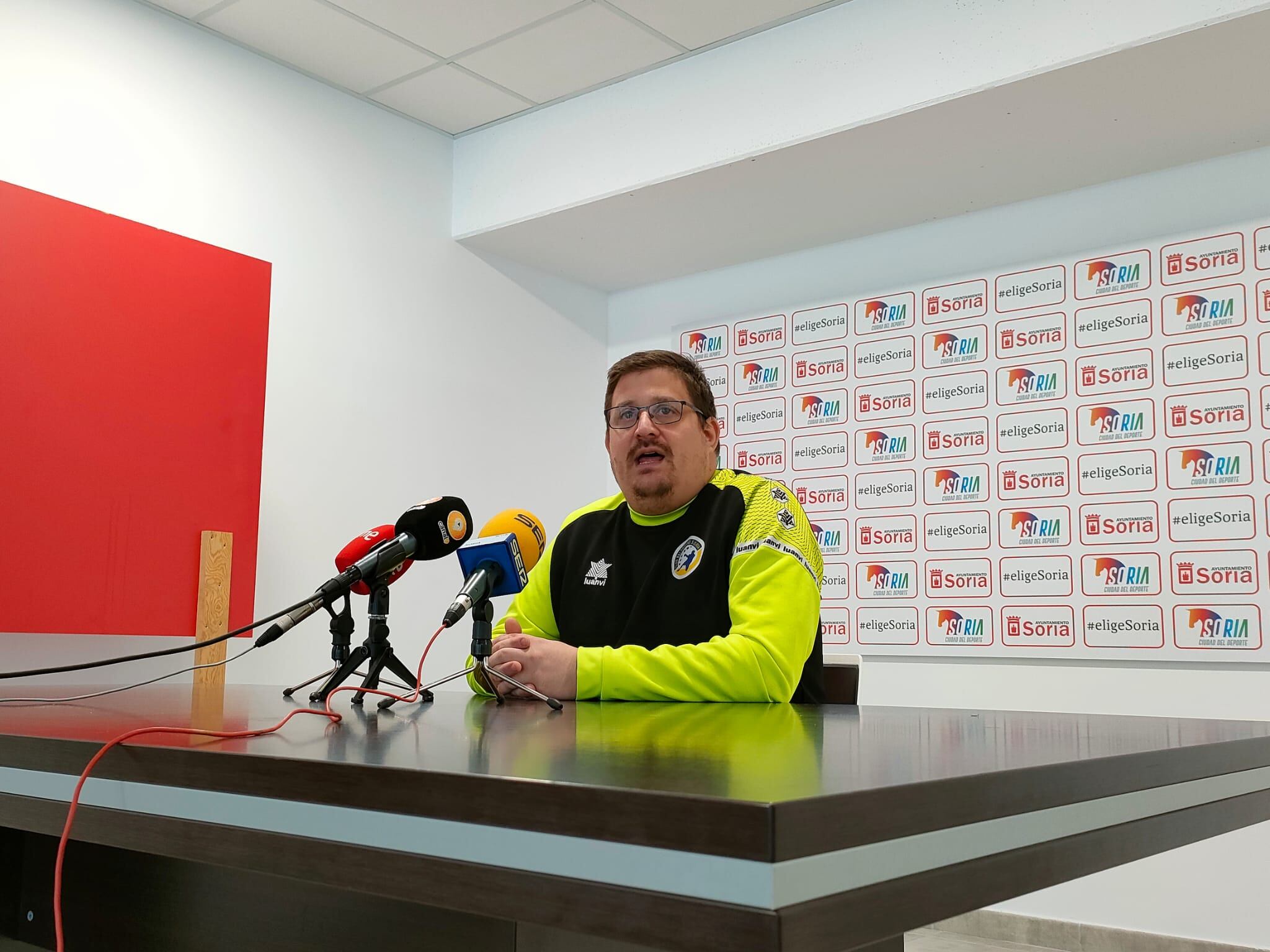 Jordi Lluelles, entrenador del BM Soria, en rueda de prensa.