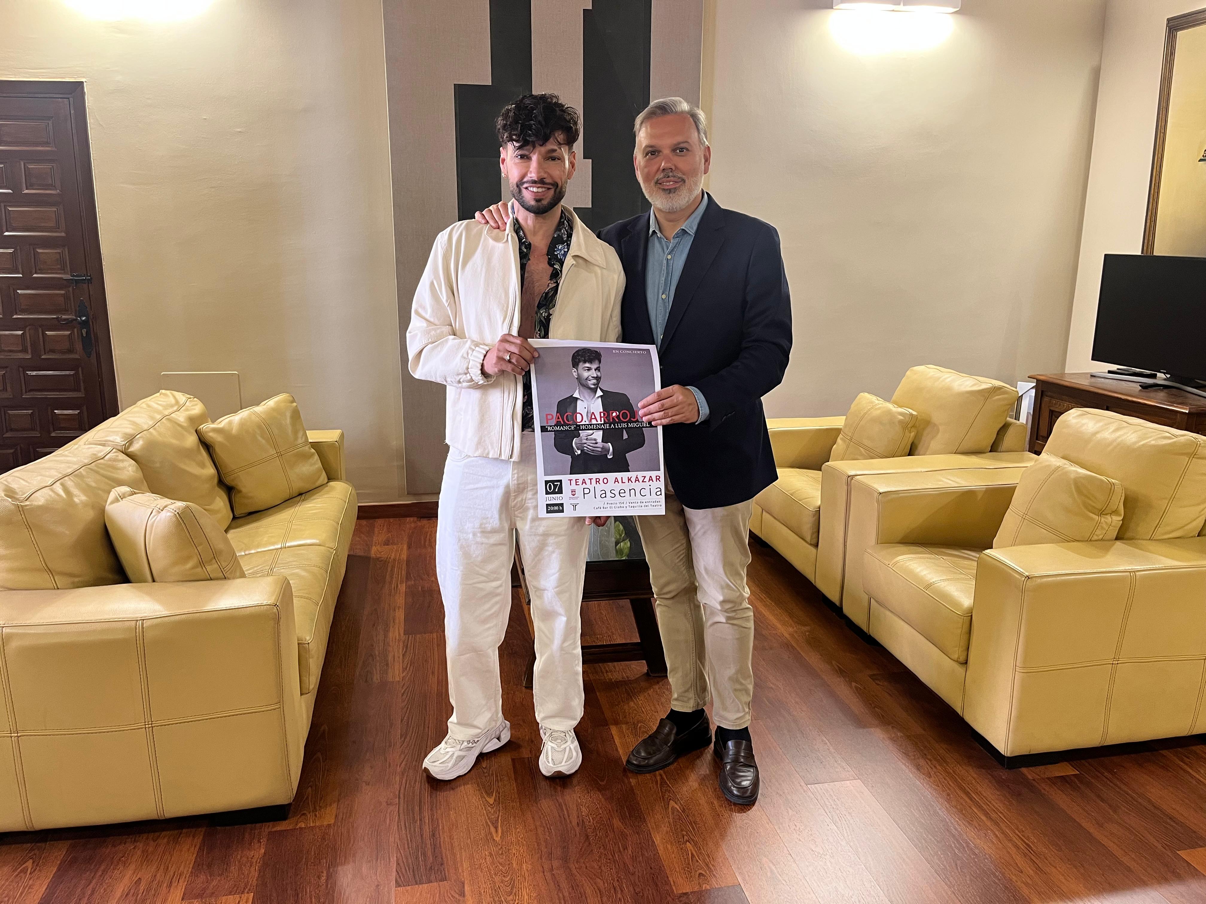 Paco Arrojo posa junto con el alcalde de Plasencia, Fernando Pizarro