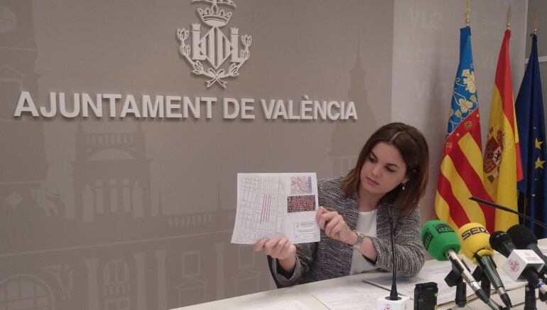 Sandra Gómez presenta la reforma de la Piscina Valencia y el nuevo campo de fútbol en Malilla