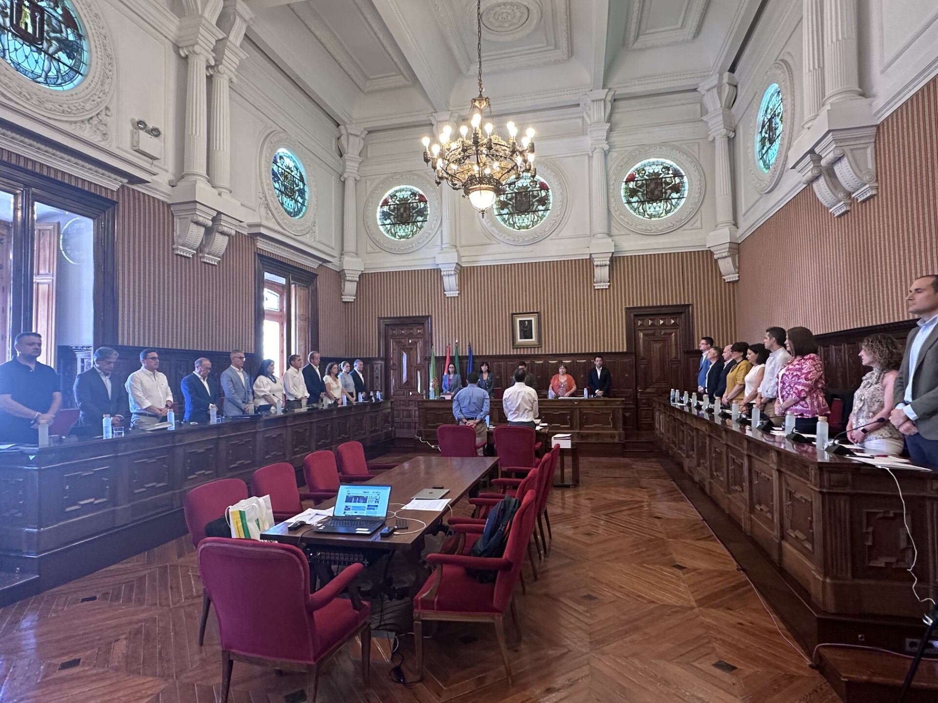 El Pleno de la Diputación se pone en pie como acto de repulsa por los últimos asesinatos machistas.