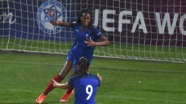 Marie-Antoinette Katoto celebra el segundo gol de la selección francesa.