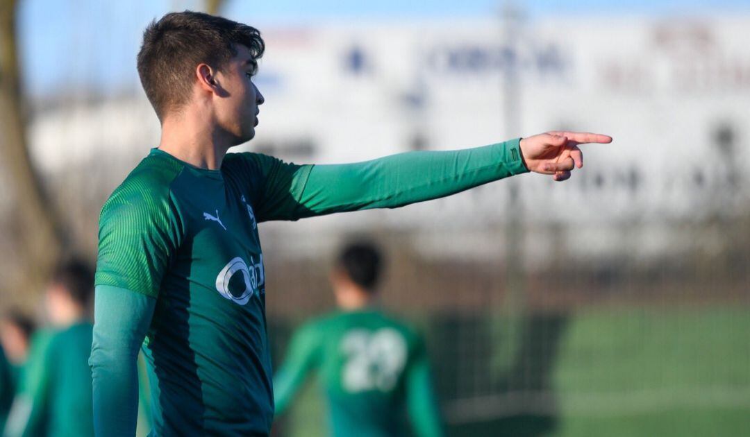 Siverio durante un entrenamiento con el primer equipo