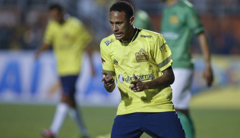 El jugador brasileño Neymar celebra un gol en un partido benéfico hoy, jueves 22 de diciembre de 2016, en el estadio Pacaembu en Sao Paulo (Brasil).