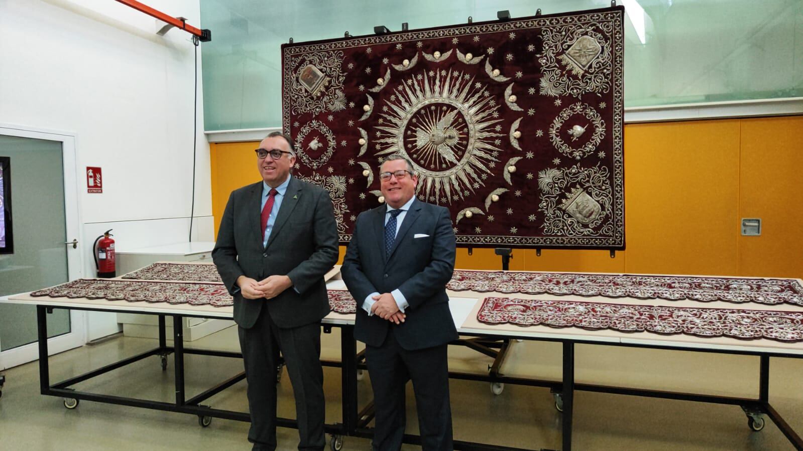 El consejero de Cultura, Arturo Bernal -a la izquierda-, posa junto al hermano mayor del Valle, Gonzalo Pérez de Ayala, ante el palio restaurado por el IAPH