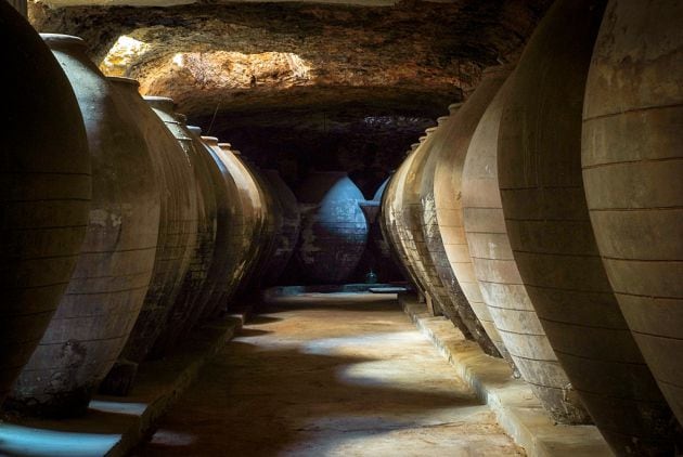 Tinajas de barro en una cueva de Tomelloso