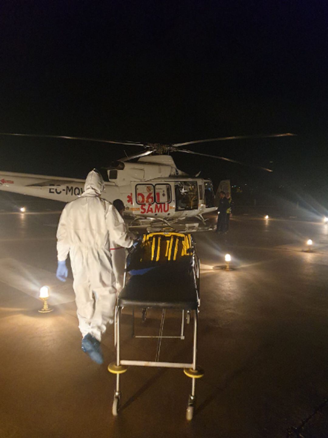 Personal del 061 realizando el traslado de un paciente.