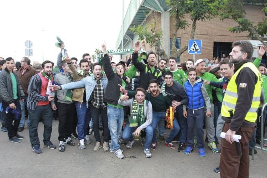 Aficionados del Villanovense en el exterior del estadio Romero Cuerda